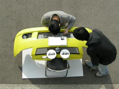 車にお絵かきをしていますの図