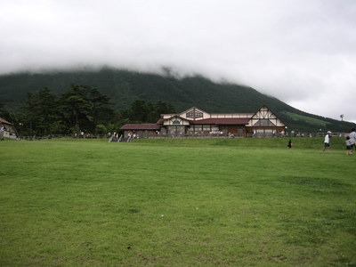 雲が山を覆う