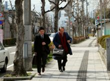 廷する加藤克彦医師(左)と弁護団長の平岩敬一弁護士