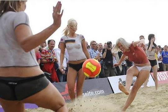Een bodypainted beach soccer game Een bodypainted beach soccer game
