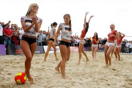 er wordt lekker gescoord tijdens bodypainted strandvoetbal er wordt lekker gescoord tijdens bodypainted strandvoetbal
