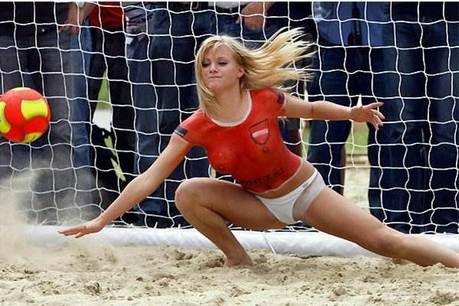 de Poolse keepster verricht een lenige redding de Poolse keepster verricht een lenige redding