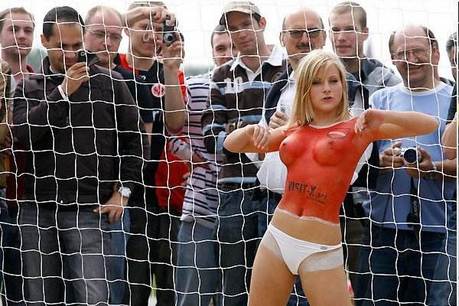 De goalkeeper trekt nog even de aandacht met haar lekkere lijf De goalkeeper trekt nog even de aandacht met haar lekkere lijf