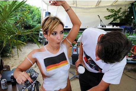 het Duitse voetbalshirt wordt gebody paint het Duitse voetbalshirt wordt gebody paint