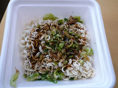 ヨシダソース焼きそば:ソースかけたの図