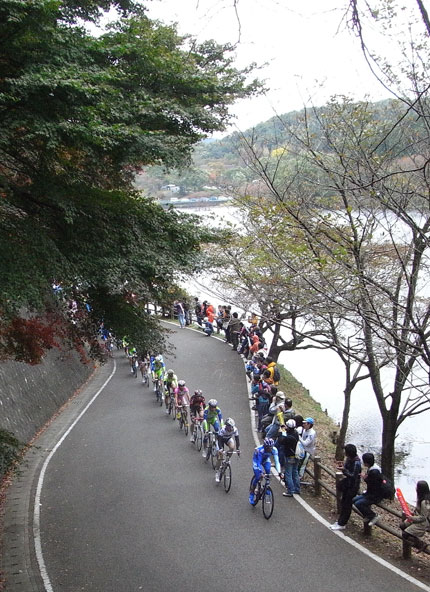 赤川ダムの脇を進むプロトン