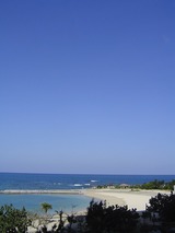 ホテル前の海