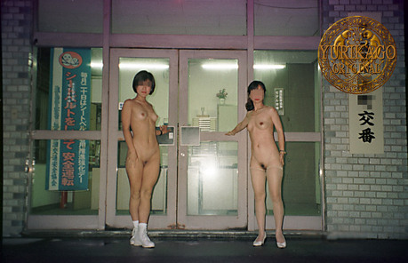 交番前で全裸