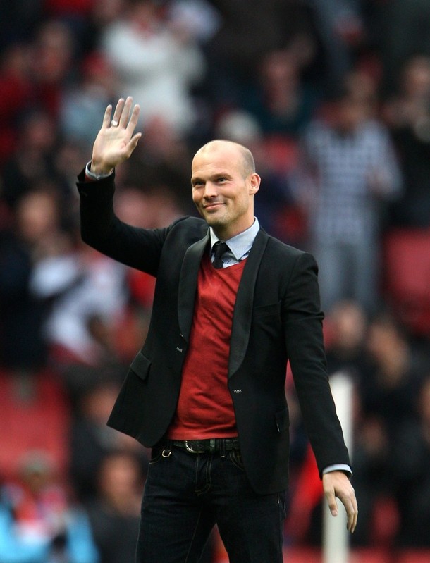 Freddie Ljungberg greets Emirates fans