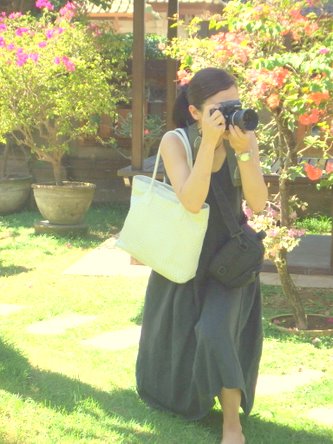 yakudo suru camera laday