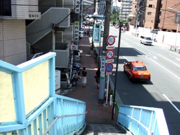 歩道橋降りて