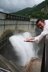 黒部ダムの放水