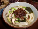 牛佃煮をのせて、肉うどんの完成。