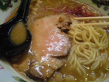 レンゲと麺とチャーシューと
