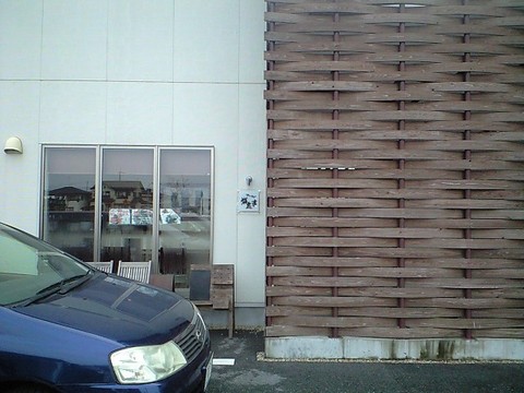 小さい看板が真ん中に・・・
