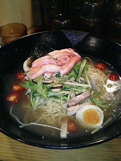 皿の底は、軽くデコボコしてました