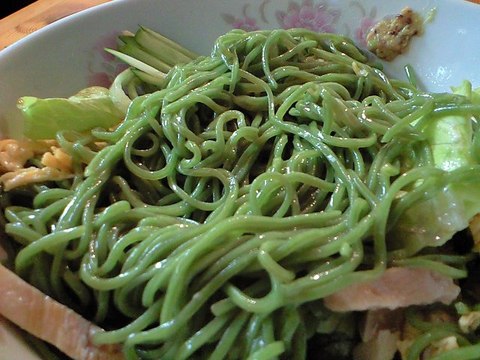 翡翠麺 色はホウレン草の色