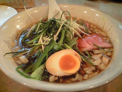 黒っぽい醤油ラーメン♪