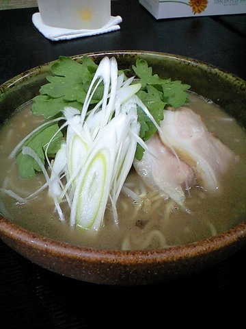 ラーメンに菊菜は珍しいっすね♪