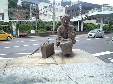 林芙美子さんの像
