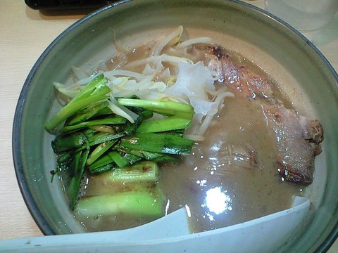 ライトが水面に映るお月さんみたい