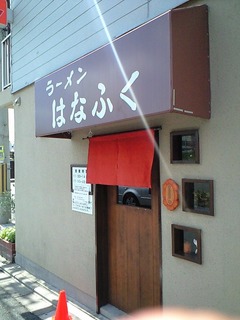 車の多い交差点、出るとき御注意ください