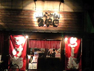 周り暗いから、通りで良く目立つ