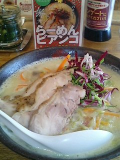 隣の親父が、無遠慮に覗き込んできた・・・。ウザイ