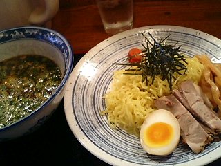 麺よりも、つけ汁の存在感がある!