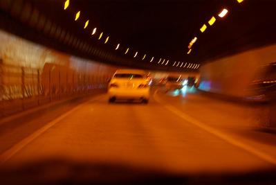幹線道路のトンネル