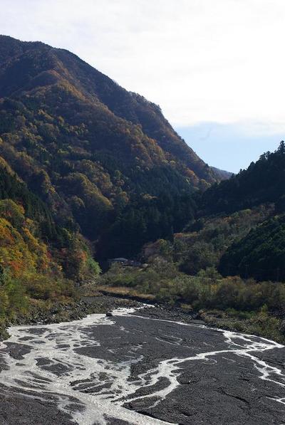 この川の先が滝になるの?