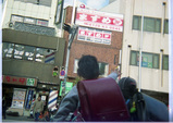 横断歩道を渡る子供