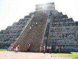 El Castillo in Chichen Itza2(050905)