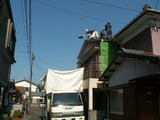 屋根瓦を解体しています