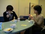 ケーキを食べる2人