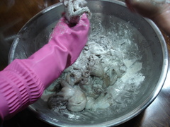 小麦粉でイイダコを洗います