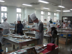 ガラスの中で何かやっている・・・