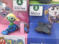 ドロロがケロロに向かって倒れていました