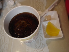 冷やしそばを食べる