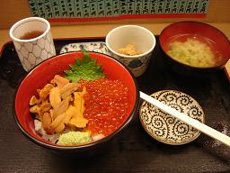 吃的很滿足的鮭魚卵海膽丼