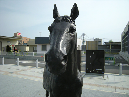 森のいずみ公園の馬のモニュメント正面