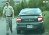 警察官拉致される