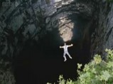 地上に空いた巨大な穴にダイブ