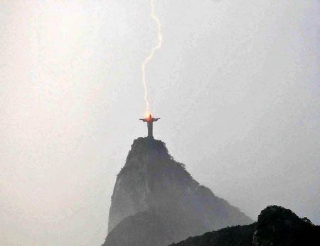 神秘的な落雷