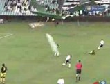 サッカーの試合で看板が吹っ飛ぶ