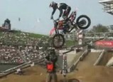 ジャンプしたバイクがカメラマンに激突