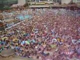 すし詰め状態の東京サマーランド、波のプール