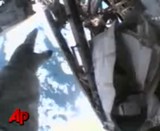 宇宙飛行士が宇宙空間で工具入れを紛失した瞬間と