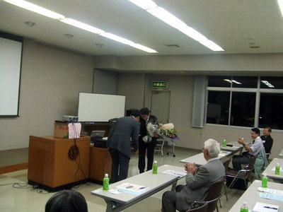 埼玉中小企業家同友会戸田蕨地区会から神保市長に花束贈呈