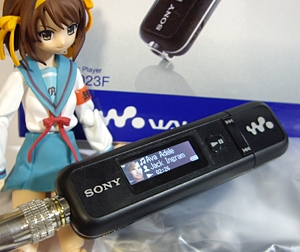 SONY ���������ޥ� E���꡼��  1GB �����Х�֥�å�&���㥤�ˡ�����С� NW-E023F BS
